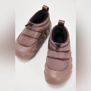 Crocs overpuff shorty slip-ons in truffle